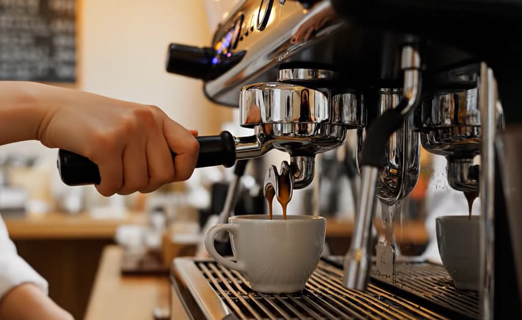 바리스타가 에스프레소를 추출하는 모습